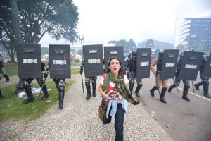 Choque contra os professores. (Foto: Daniel Castellano – Paraná Online)