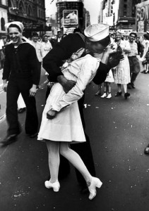 Foto de  Alfred Eisenstaedt, captada em 14/8/1945, na Times Square, em Nova York, e publicada na revista americana 'Life'
