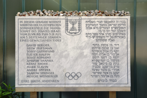 Placa em memorial aos 11 atletas israelenses mortos em Munique 1972 / Wikimedia / CC