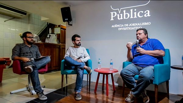 Ciro Barros, repórter da Pública, entrevistou os jornalistas Vinicius Konchinski (ao meio) e Lúcio de Castro (à direita) (Foto: José Cícero da Silva/Agência Pública)
