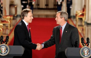 Tony Blair (e) e George Bush (D) na Casa Branca em 2004 / foto Wikimedia CC