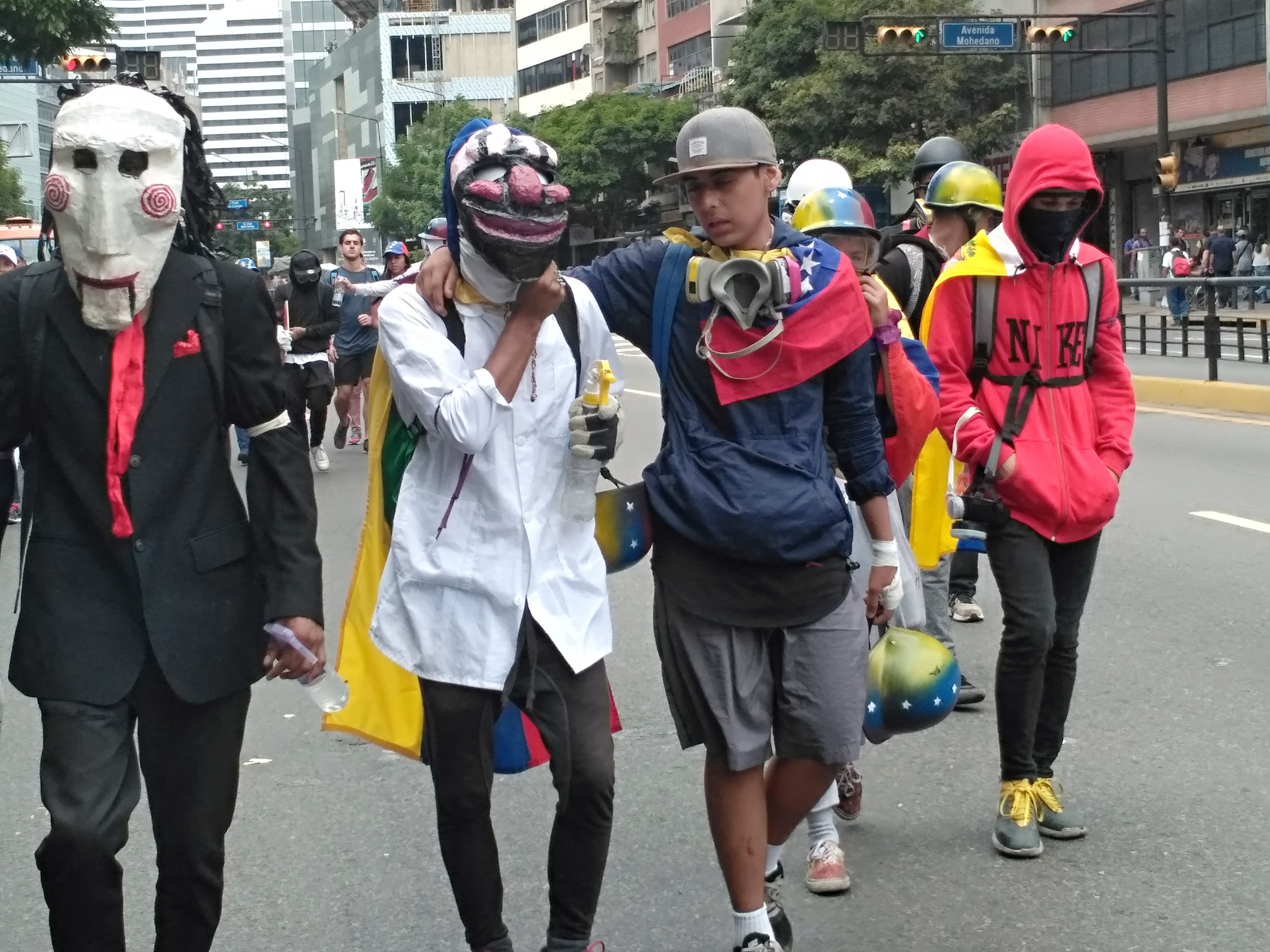 Nos protestos em Caracas, jovens utilizam máscaras antigás e enrolam camisas em seus rostos para se proteger (Foto: Manuel Rueda/Agência Pública)