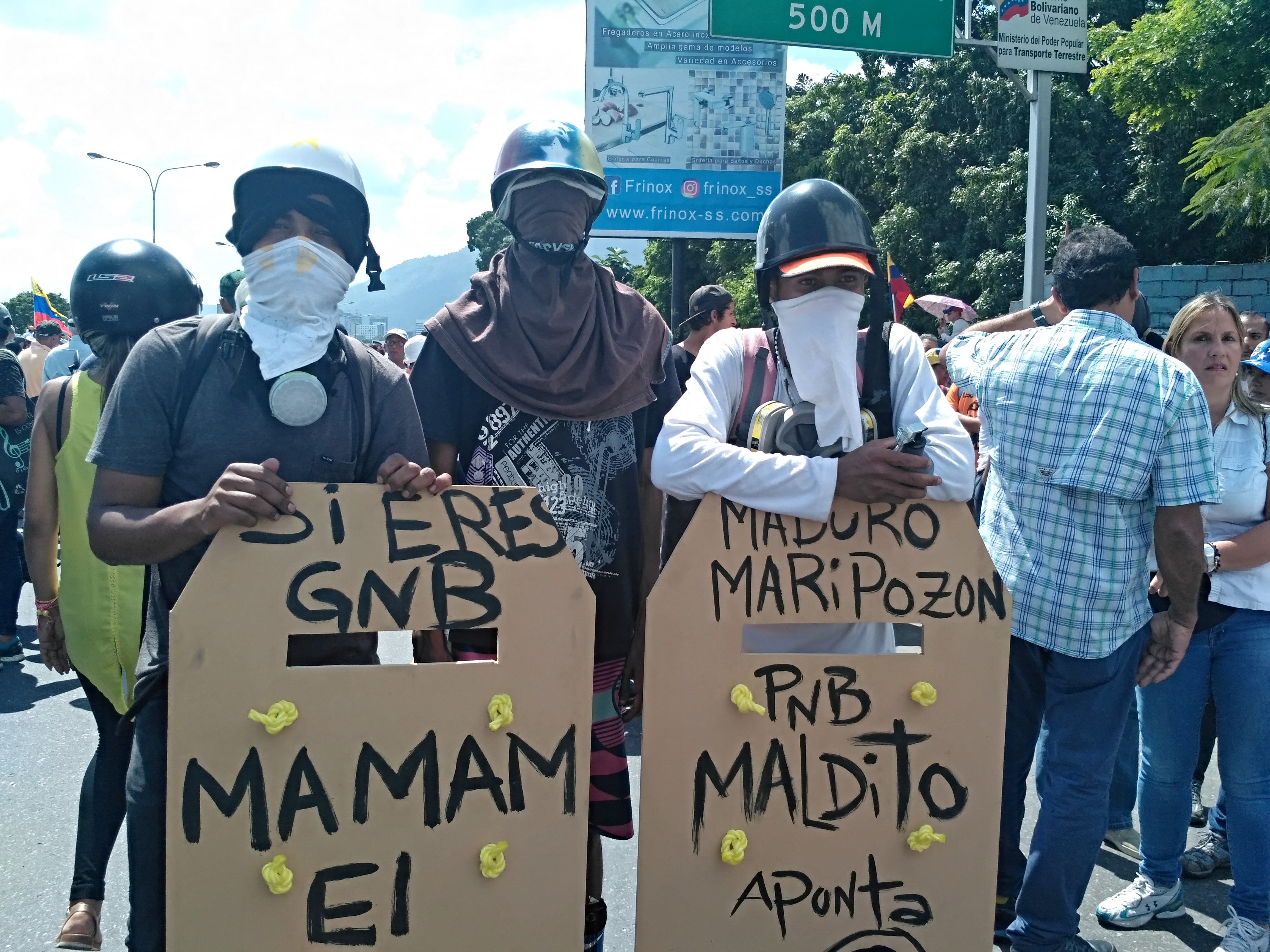 Manifestantes com escudos talhados em madeira (Foto:Manuel Rueda/Agência Pública)