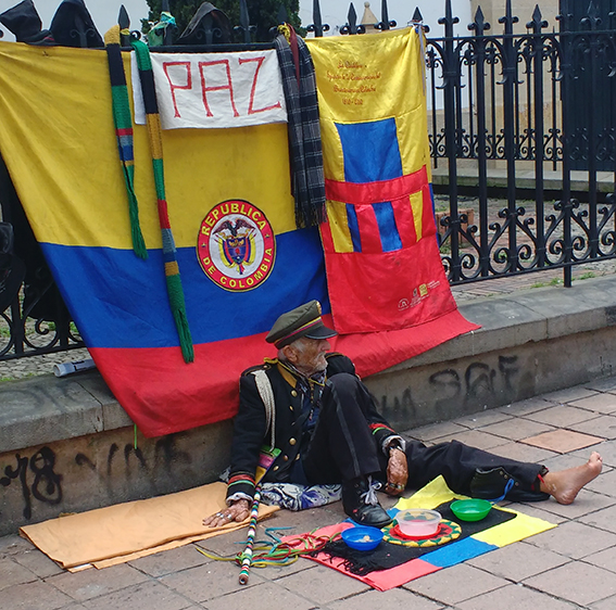Morador de rua no centro de Bogotá: uma “sociedade quebrada, cheia de ódio e preconceito”