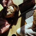 A arquitetura da reação: como as redes sociais tensionam a metacognição