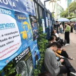 A redação Nota 1000 do ENEM e a celebração midiática da docilidade discursiva