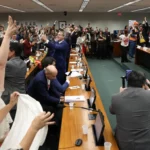 Como o enquadramento episódico empobrece o debate sobre o fim da escala 6×1