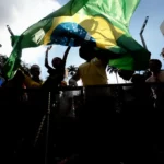 Canarinho domina as manchetes e empurra a disputa política para o pé da página dos jornais